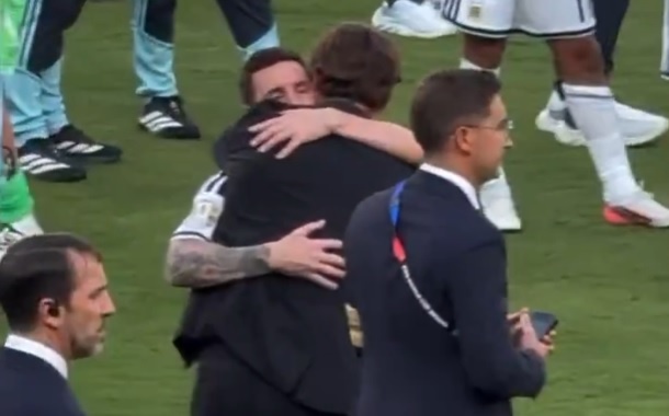 Khoảnh khắc Ramos ôm Messi