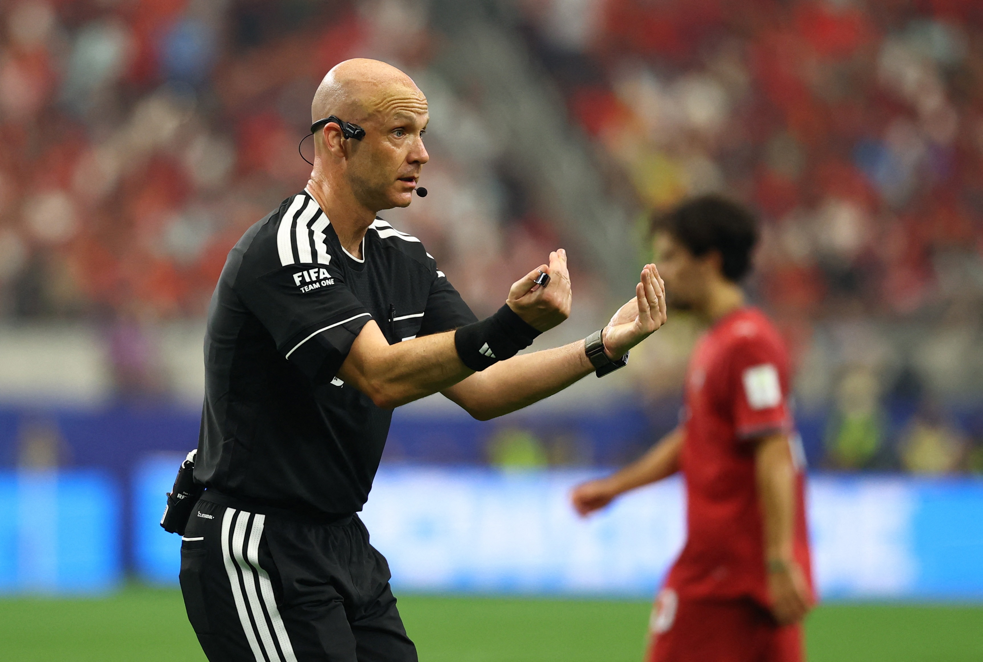 Trong tai Anthony Taylor giai nghe hinh anh