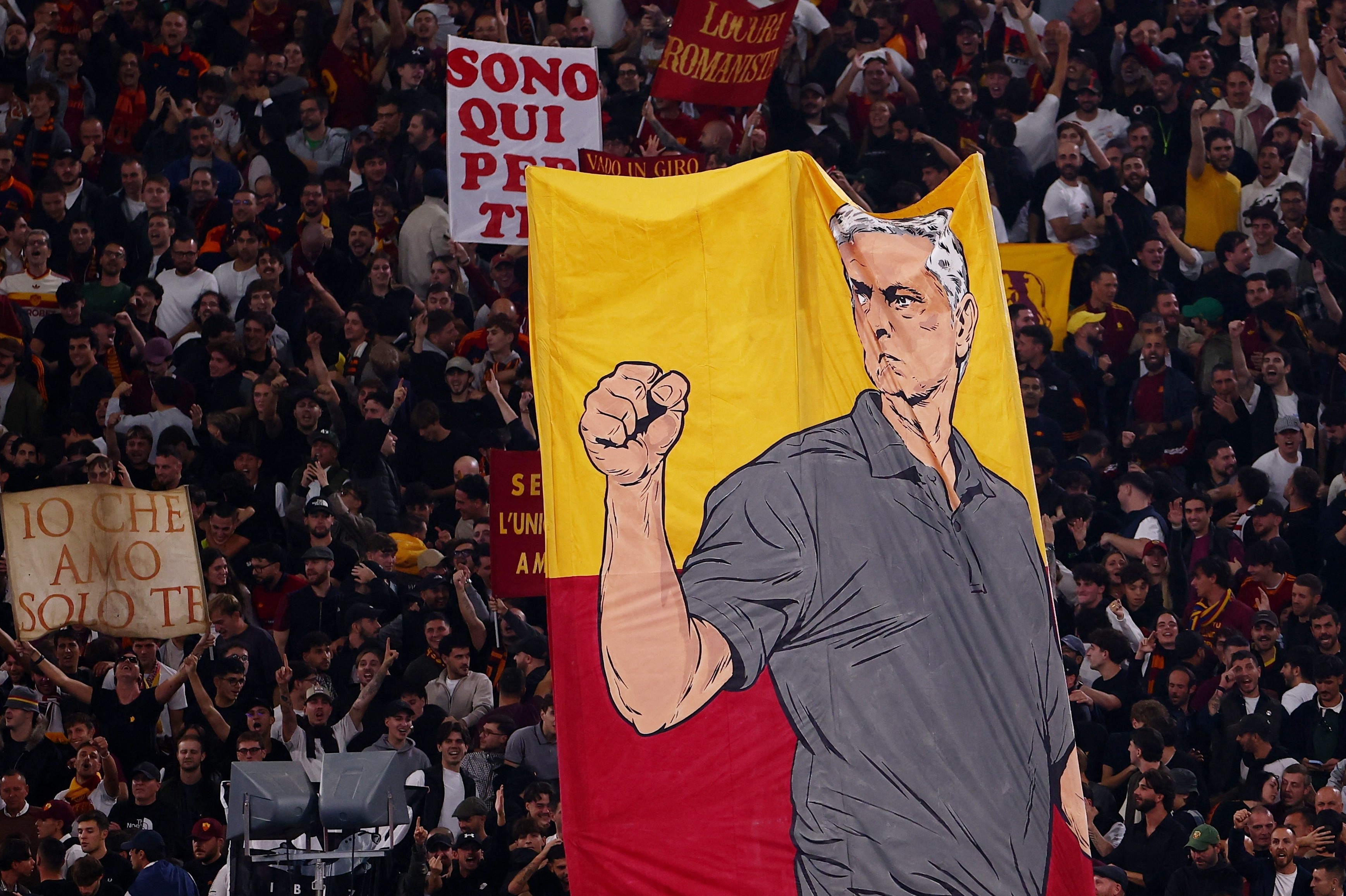 CĐV Roma tri ân Mourinho