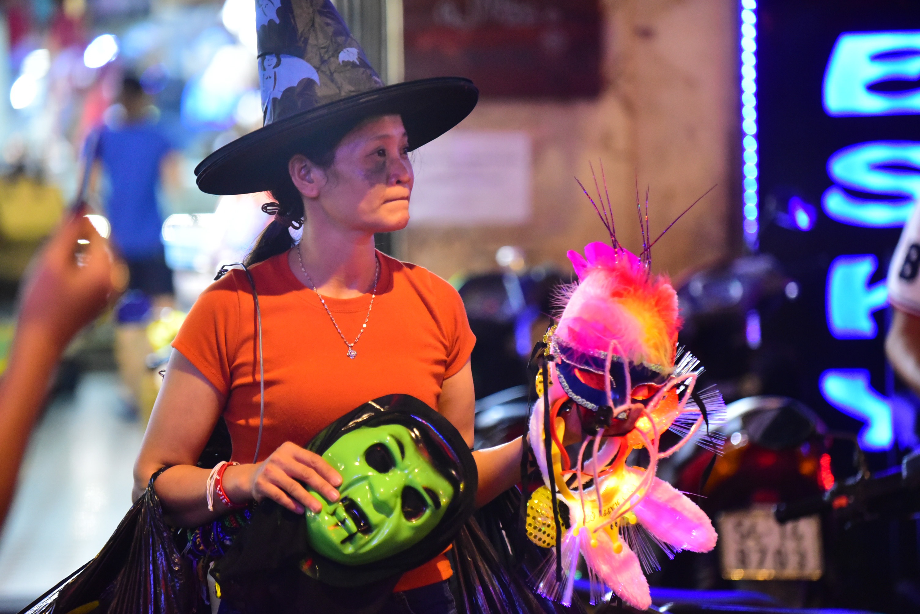 Nguoi Sai Gon hoa trang xuong pho Bui Vien anh 1