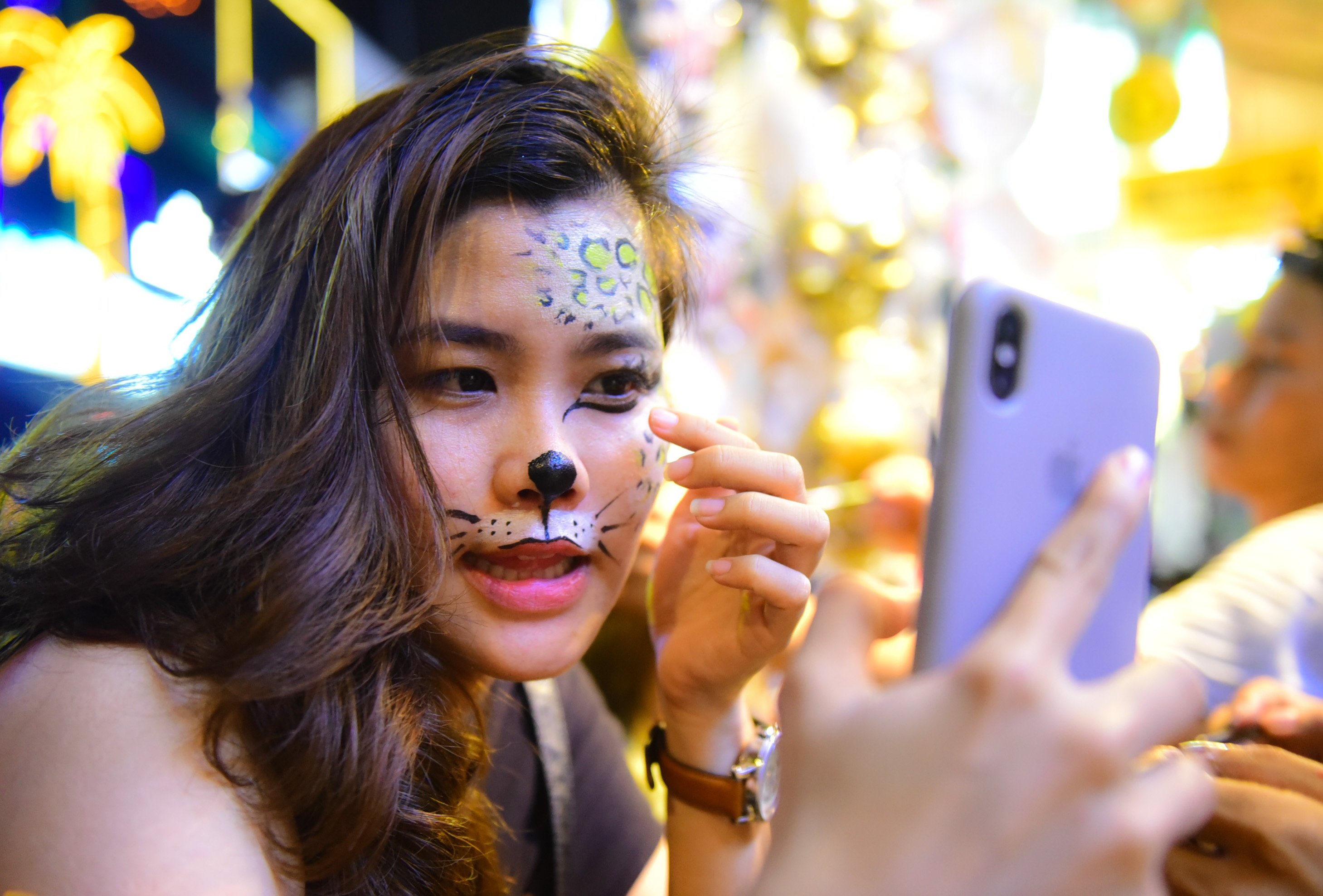 Nguoi Sai Gon hoa trang xuong pho Bui Vien anh 9