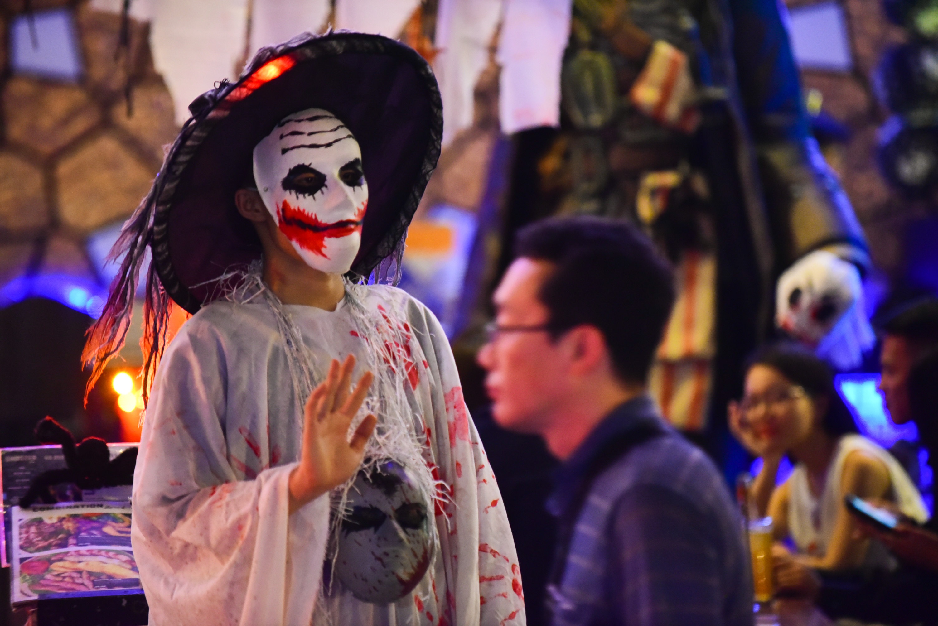 Nguoi Sai Gon hoa trang xuong pho Bui Vien anh 11