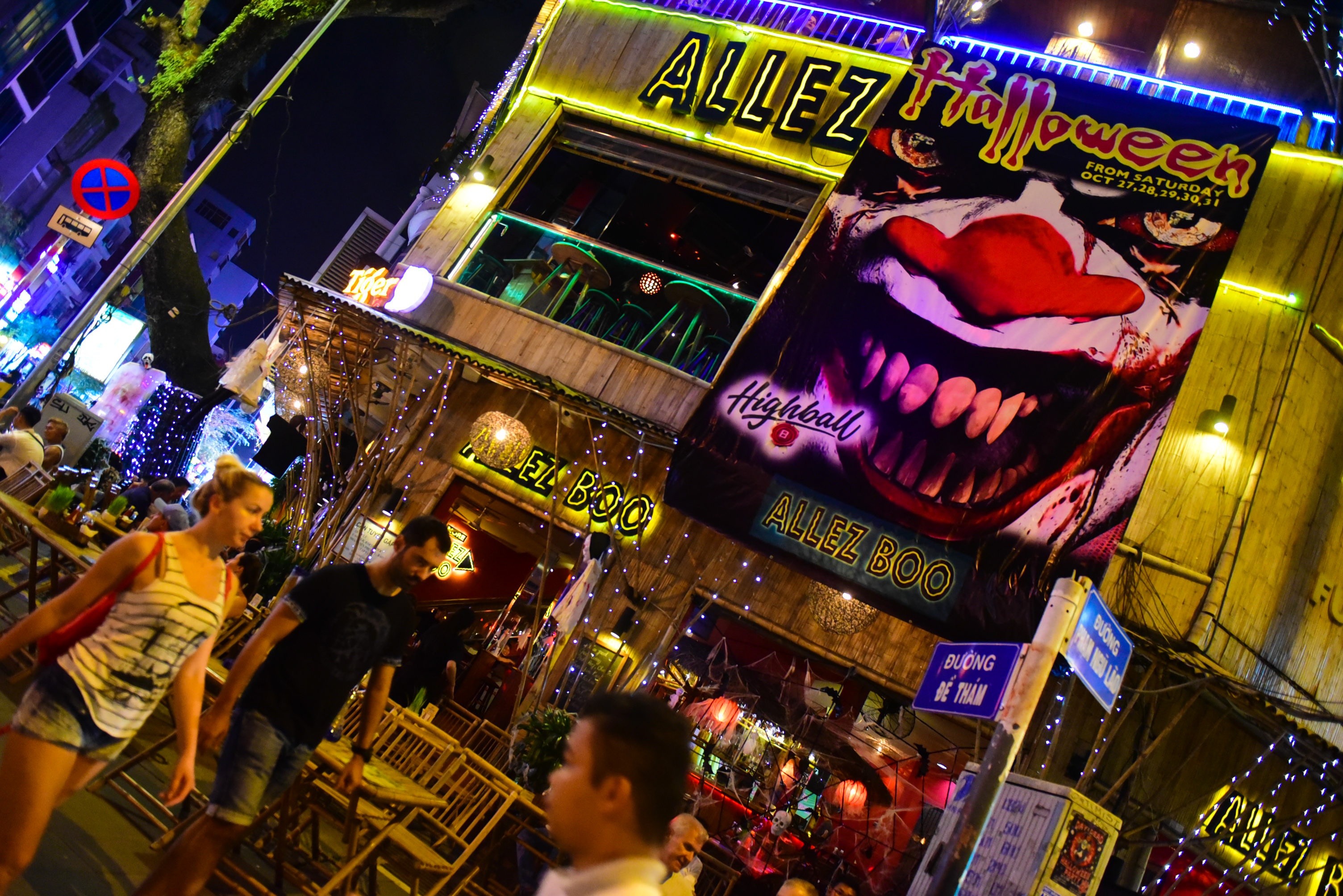 Nguoi Sai Gon hoa trang xuong pho Bui Vien anh 14