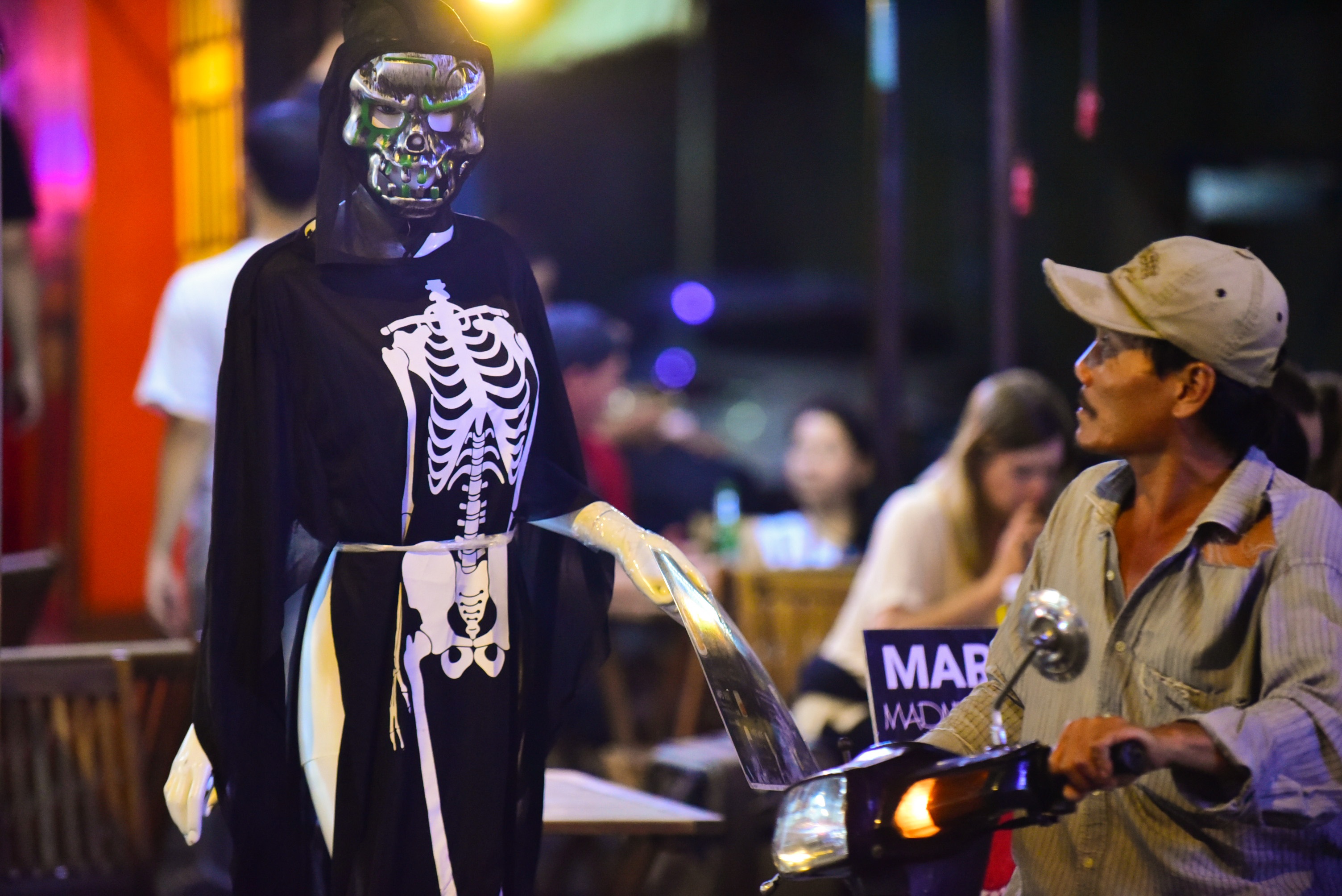 Nguoi Sai Gon hoa trang xuong pho Bui Vien anh 2