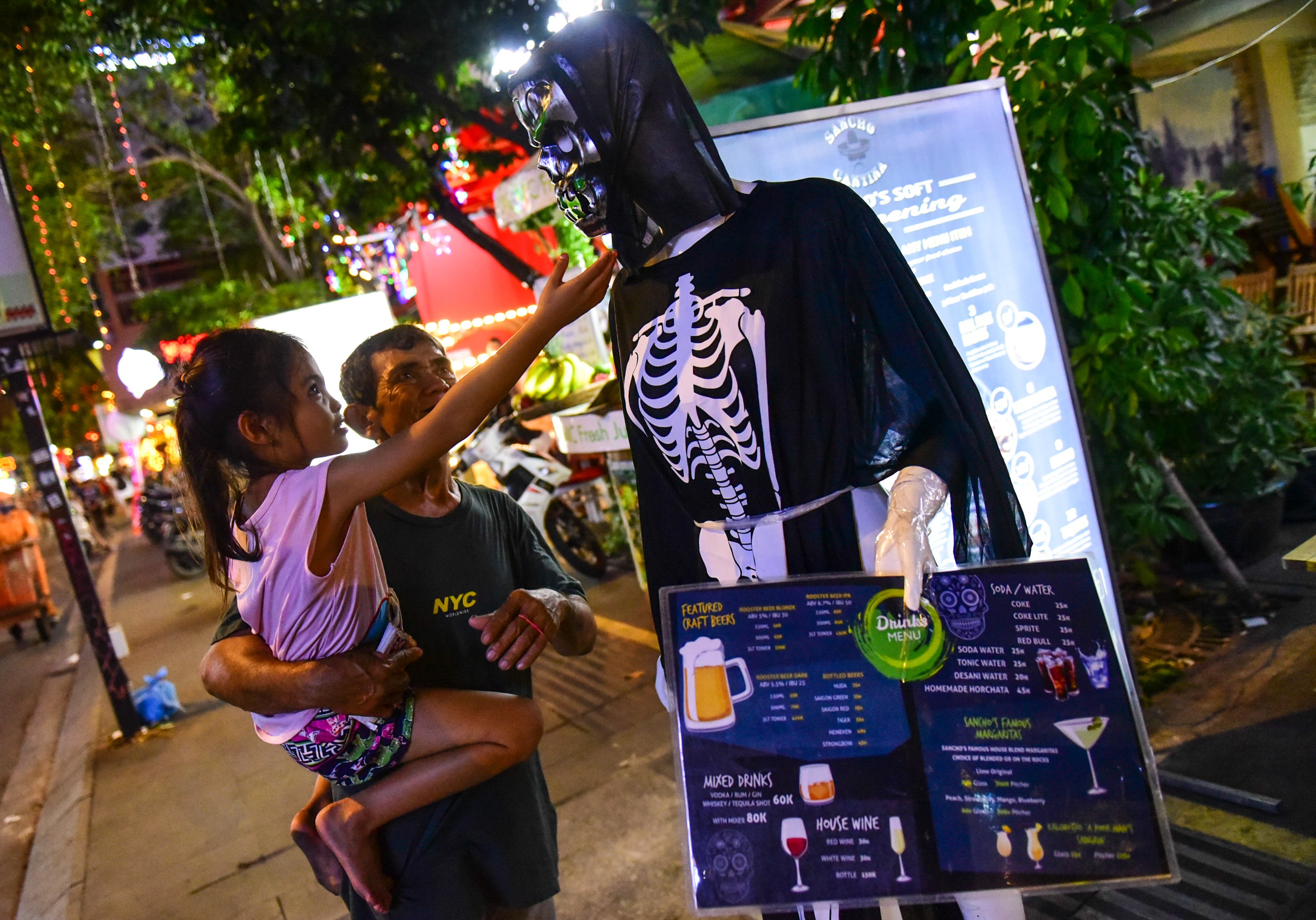 Nguoi Sai Gon hoa trang xuong pho Bui Vien anh 4