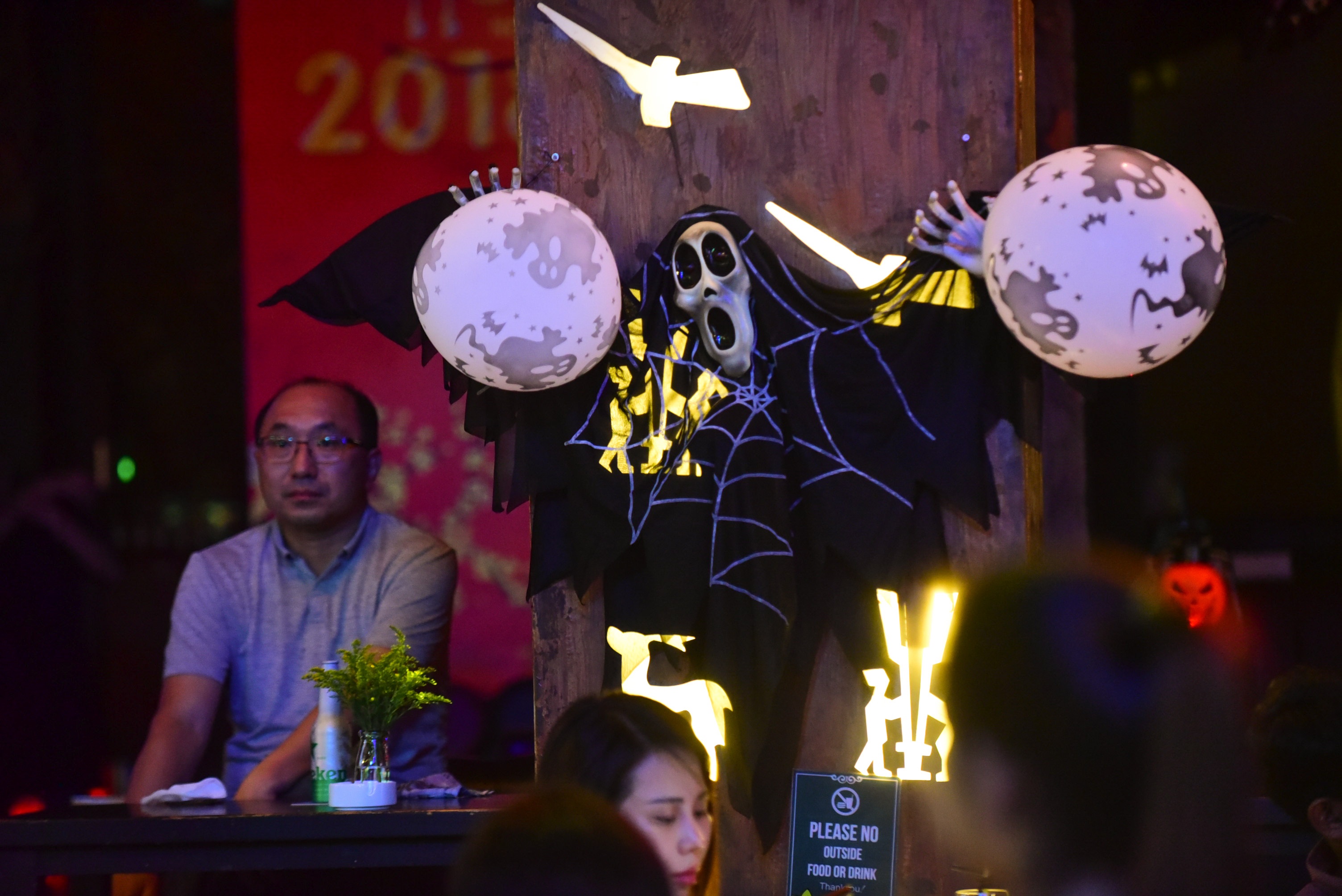 Nguoi Sai Gon hoa trang xuong pho Bui Vien anh 6