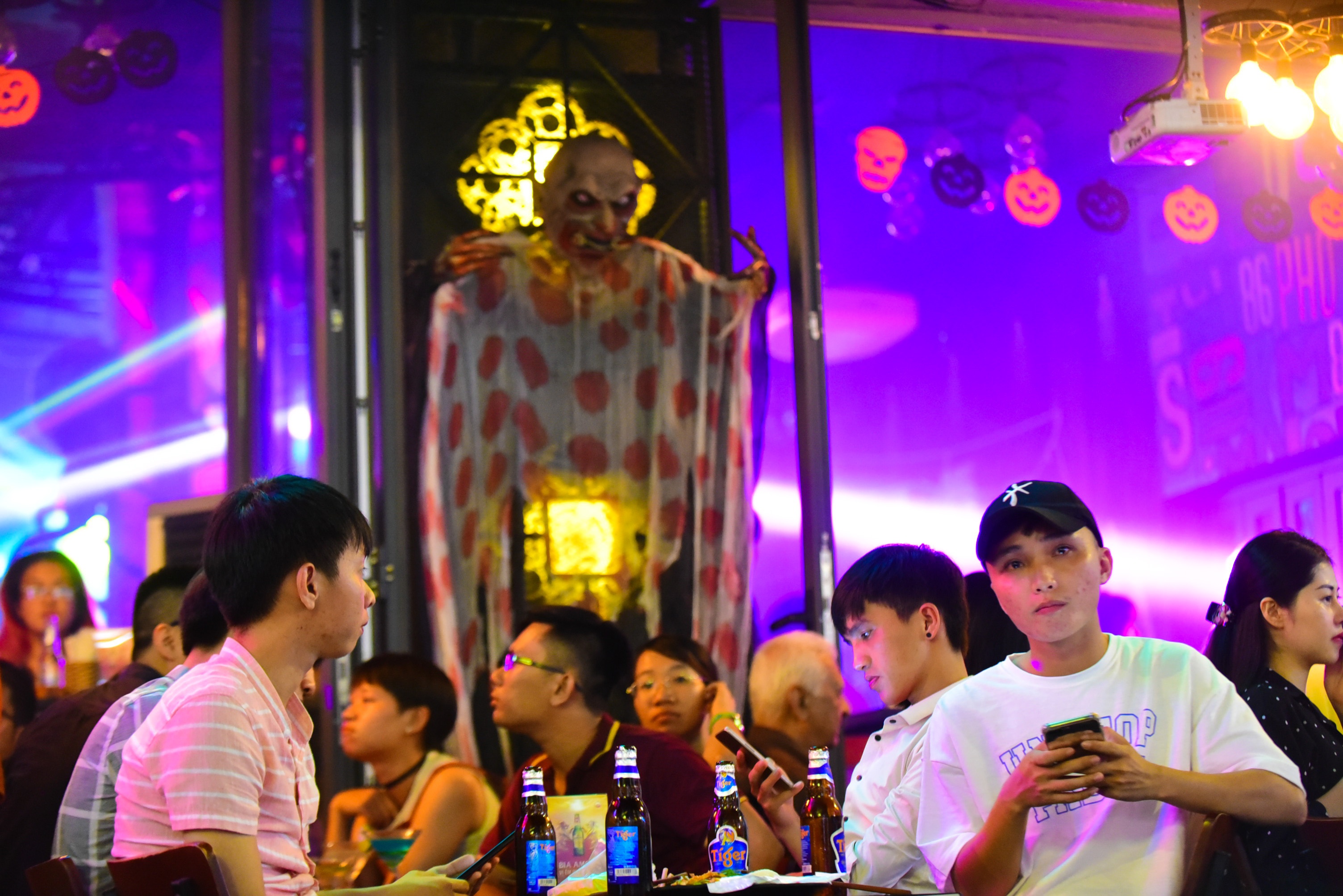 Nguoi Sai Gon hoa trang xuong pho Bui Vien anh 7