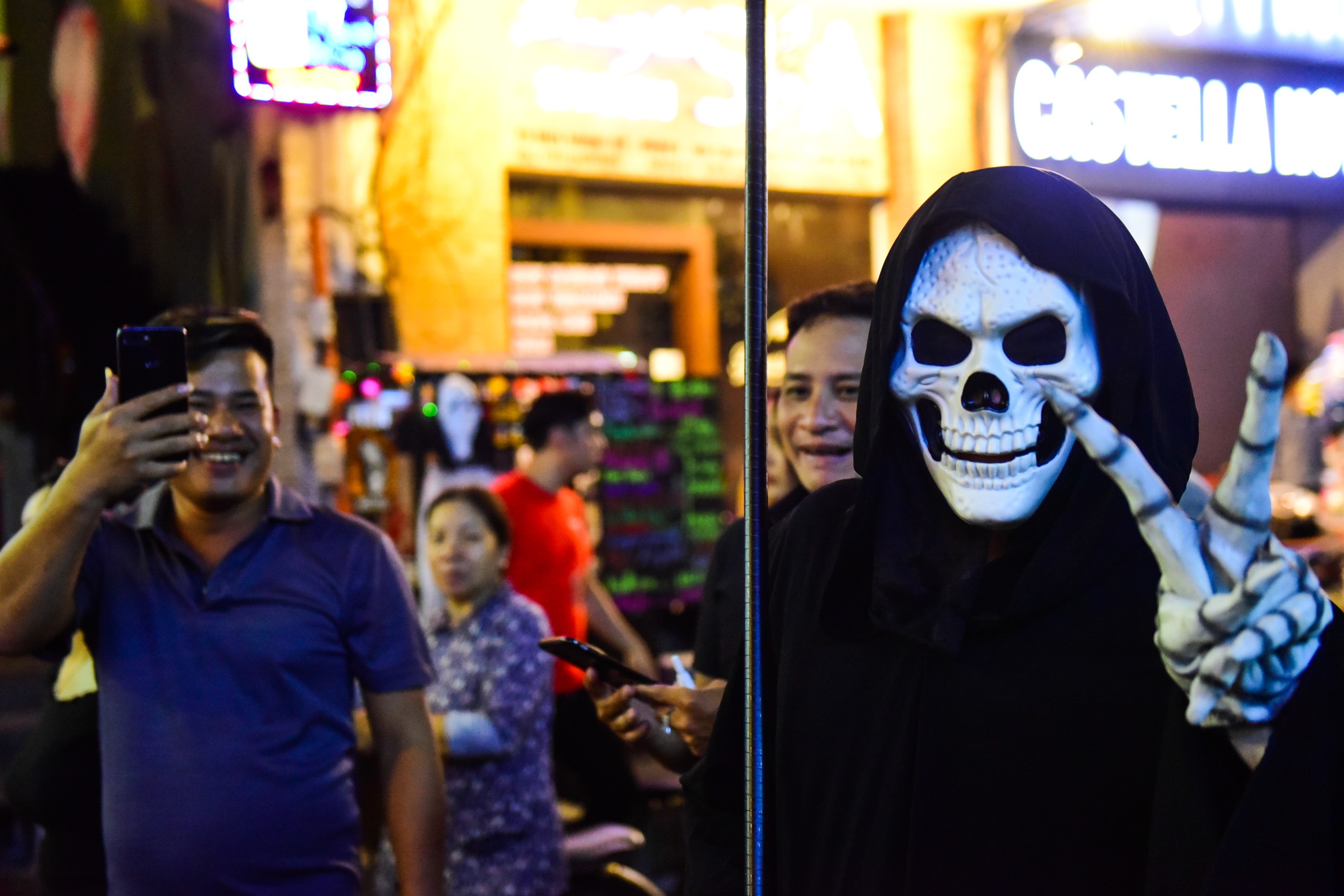 Nguoi Sai Gon hoa trang xuong pho Bui Vien anh 8