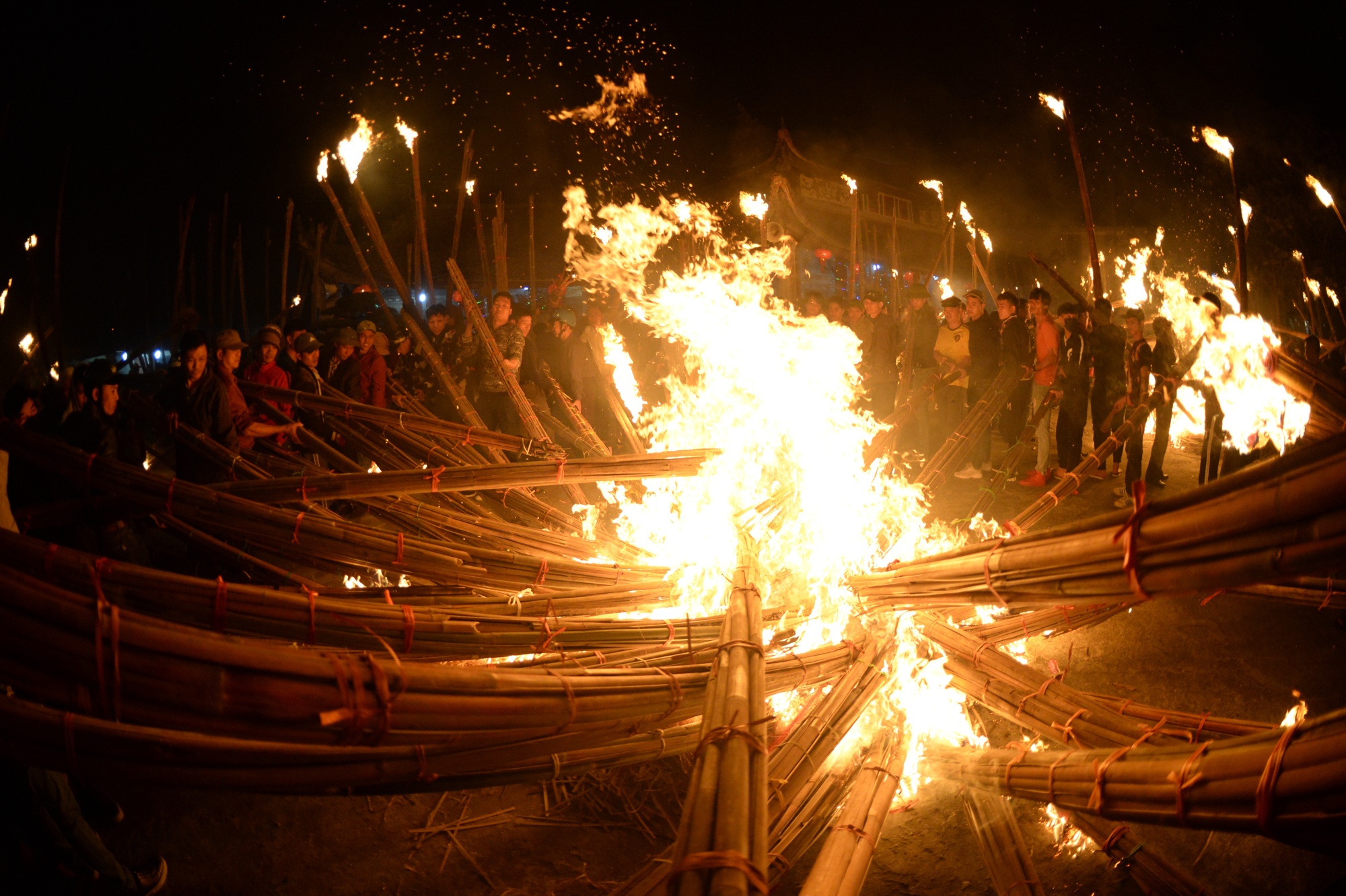 Doc dao tuc ruoc 'lua thieng' dem giao thua hinh anh
