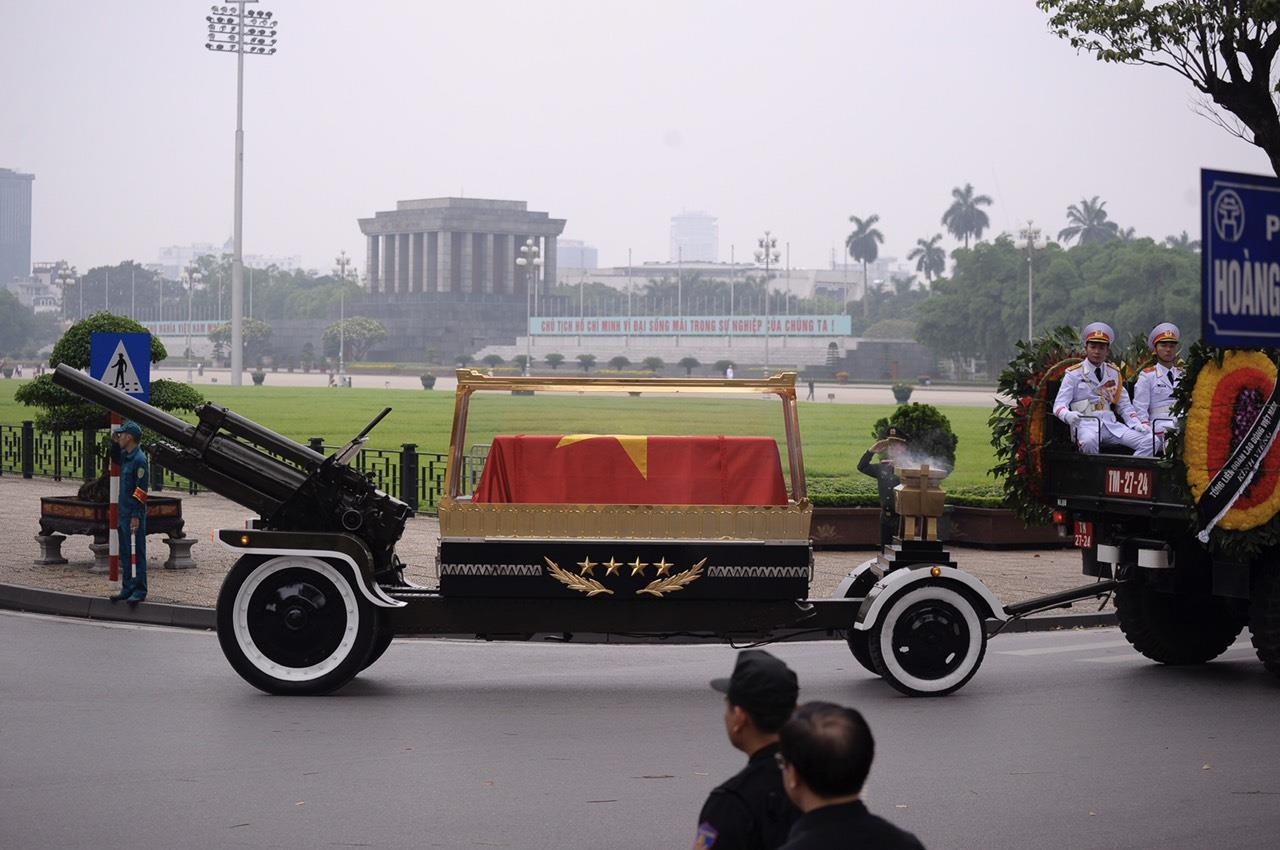 Doan xe tang cho linh cuu dai tuong Le Duc Anh tren duong pho Ha Noi hinh anh