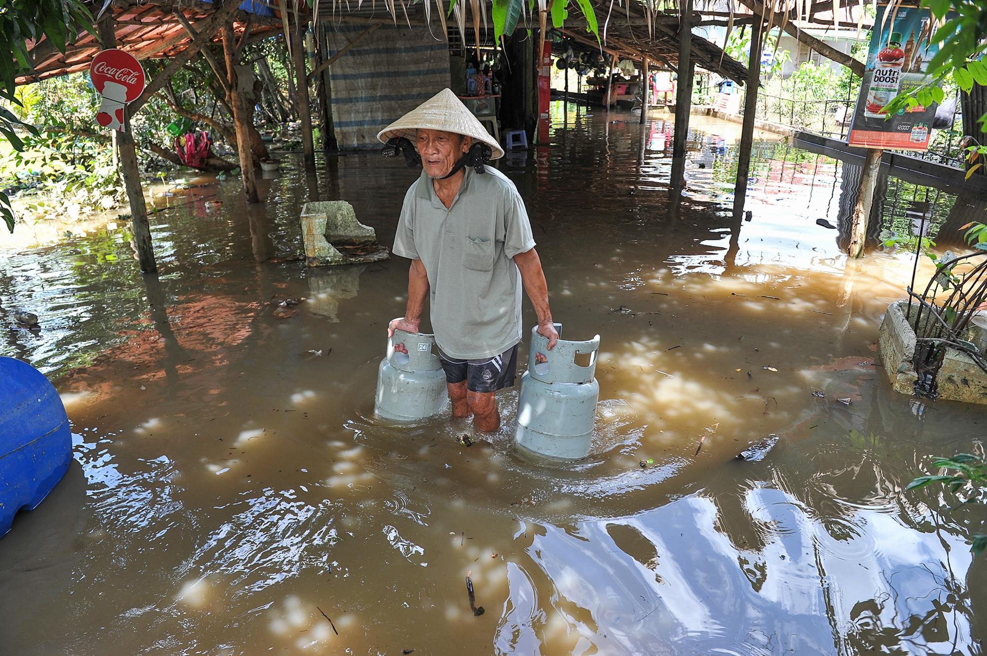Trieu cuong len cao, nguoi Can Tho bo nha di o tam hinh anh