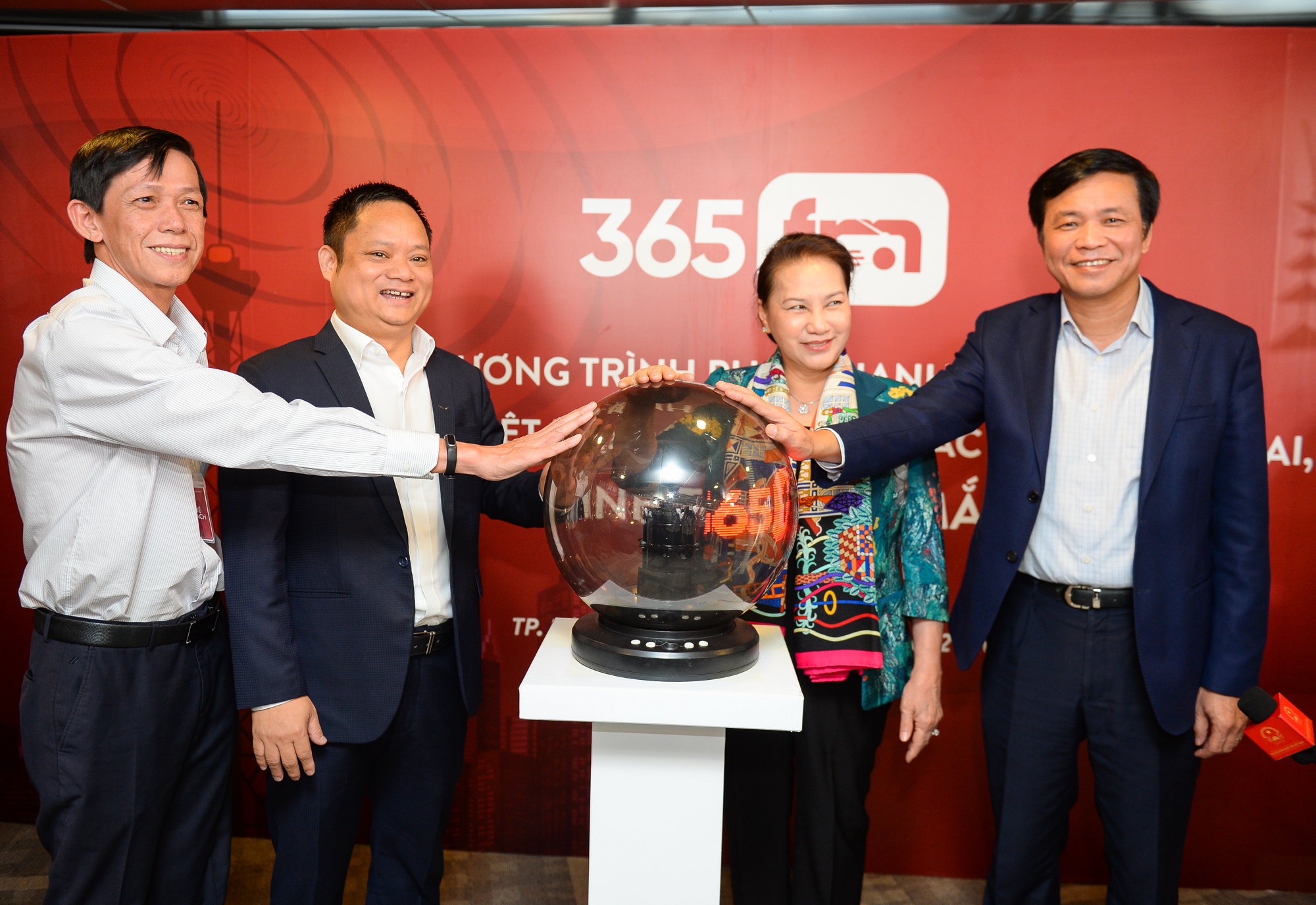 Chuong trinh phat thanh 365 FM Quoc Hoi anh 1