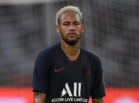 Neymar co dong thai bat ngo giua tin don tuong lai hinh anh