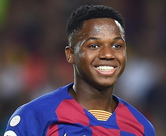 Barca sap giu chan than dong Fati voi 200 trieu euro hinh anh