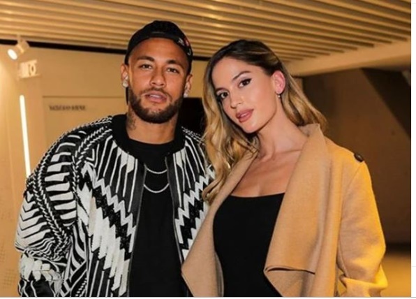 Neymar khoe nguoi yeu moi khi dang duong thuong hinh anh