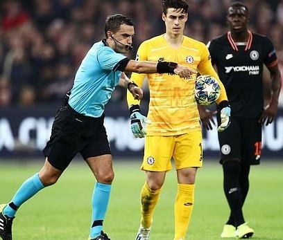 VAR tiep tuc bi to gian lan o Champions League hinh anh