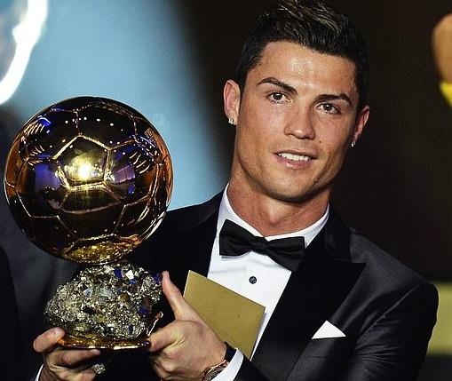 Ronaldo gap thanh vien ban to chuc Qua bong Vang hinh anh