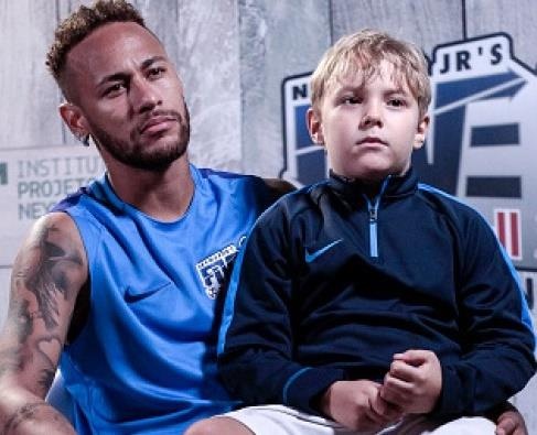 Neymar bi kien vi no tien sinh con hinh anh