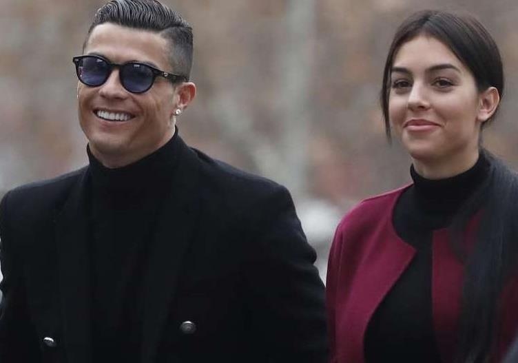 Ronaldo co the da cuoi Georgina o chau Phi hinh anh