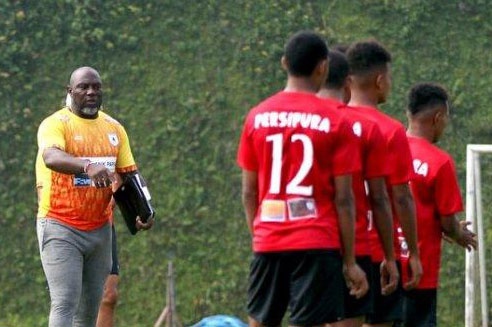 Doi bong Indonesia do nong do con de ngan cau thu say xin hinh anh