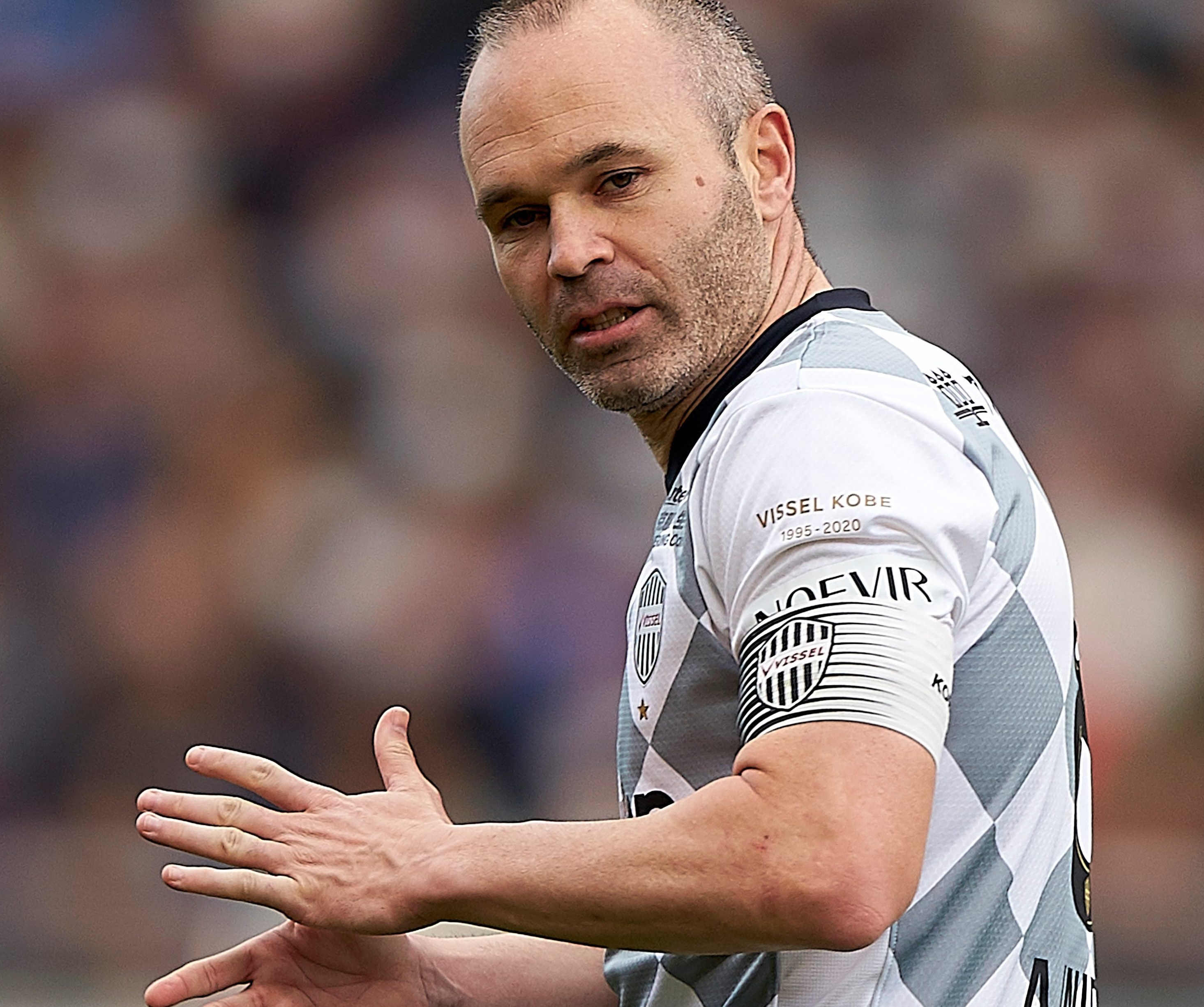 Barca nhan trai dang vu Iniesta hinh anh