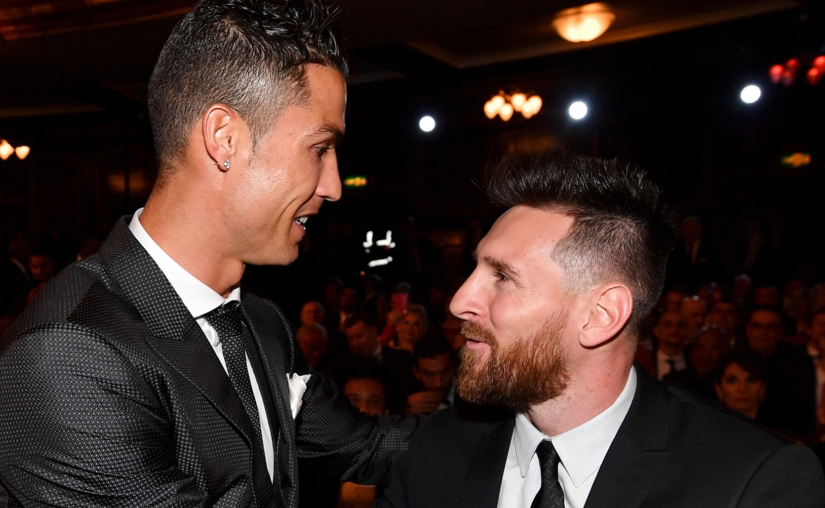 Ronaldo co hieu suat dang ne sau khi Messi gianh Qua bong Vang hinh anh