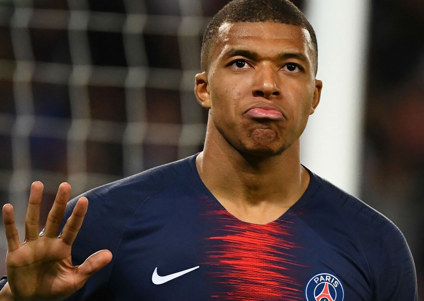 Mbappe dap tra fan PSG khi bi che hen nhat hinh anh