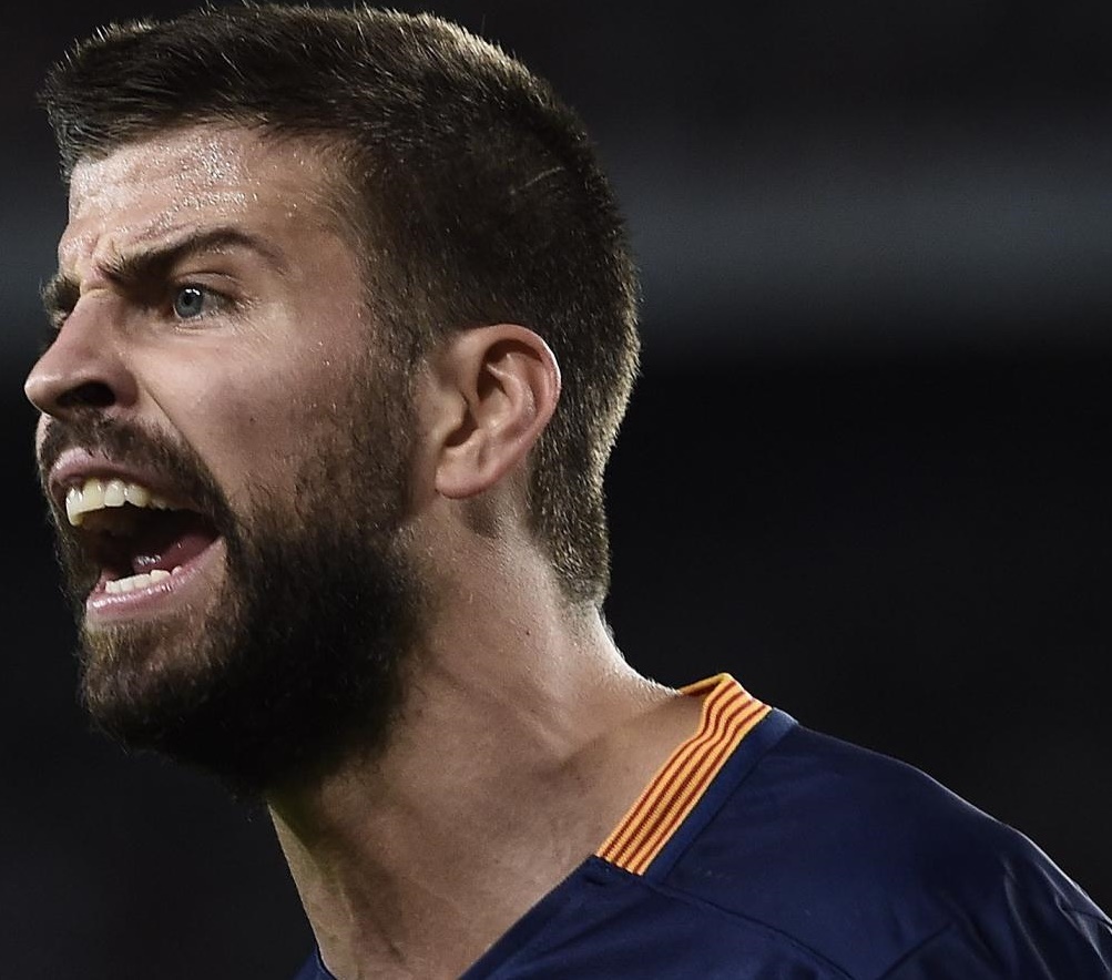 Barca them loan khi Pique chi trich phe Bartomeu hinh anh