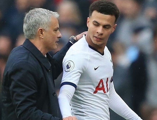 Dele Alli tuc gian khi bi HLV Mourinho thay ra hinh anh