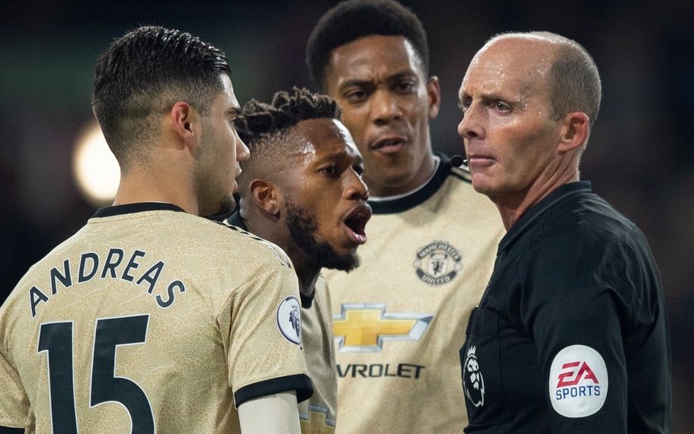 CDV MU lo lang khi biet Mike Dean se cam coi o derby Manchester hinh anh