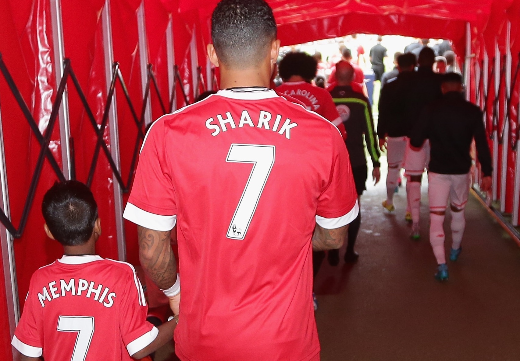 Thu phi giac mo - cach kiem tien dac trung o Ngoai hang Anh hinh anh