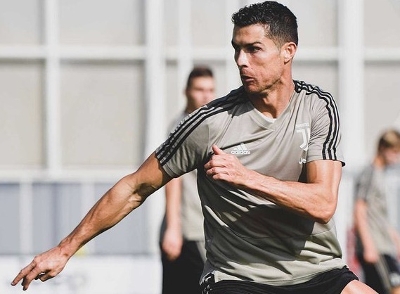 Ronaldo tro lai tap luyen ngay sau su co cua me hinh anh