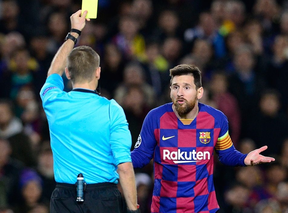 Messi lan dau nhan 3 the vang trong 3 tran lien tiep hinh anh