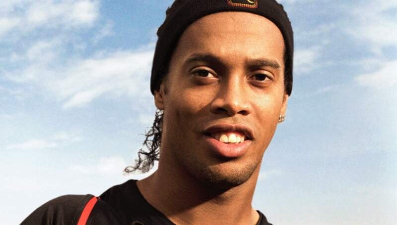Ronaldinho co the tro lai thi dau chuyen nghiep hinh anh