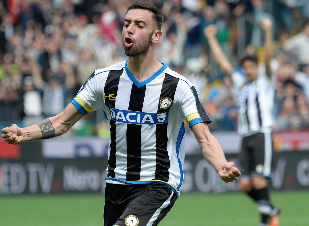 Fernandes va cuoc phieu luu quy gia tren dat Italy hinh anh