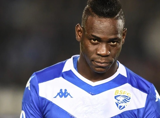 Sieu quay Balotelli va chuyen ve nha bao tap hinh anh