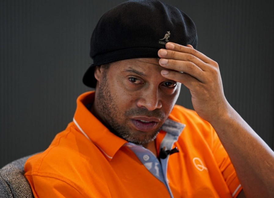 Ronaldinho lac loi duoi cai bong cua nguoi anh hinh anh