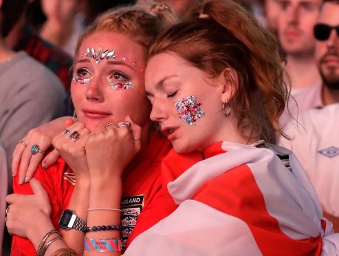 Ngay WAGs tro thanh ke thu cua bong da Anh hinh anh