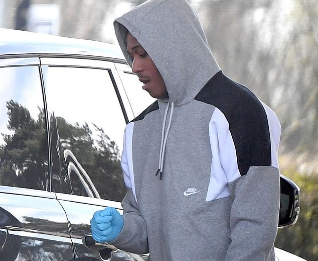 Martial deo gang tay y te khi ra duong hinh anh