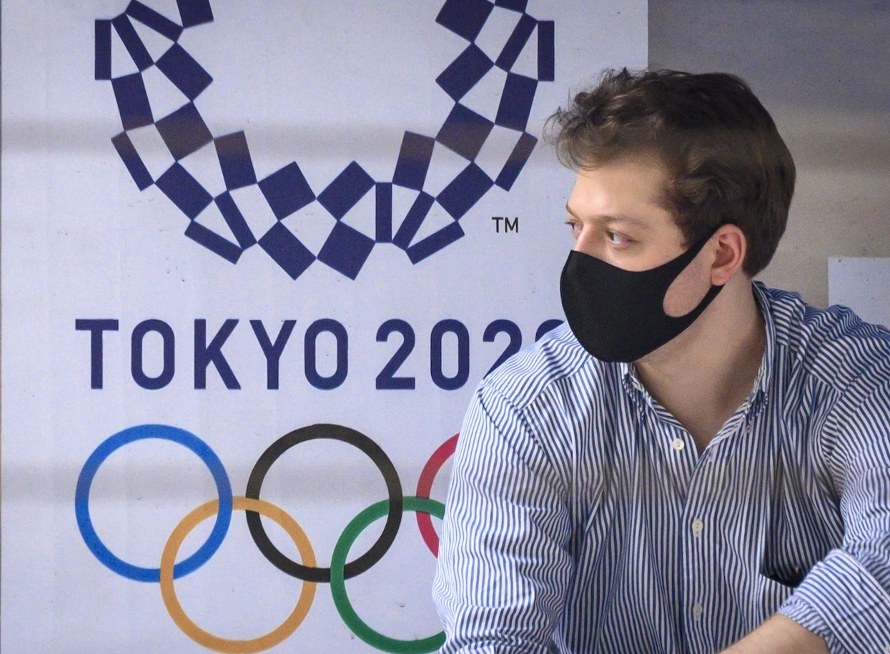 Tranh cai nay lua xung quanh viec hoan Olympic 2020 hinh anh