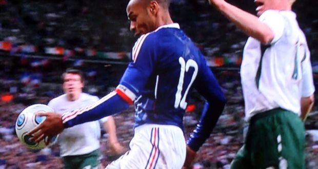 Thierry Henry va vu be boi 'ban tay cua Quy' hinh anh