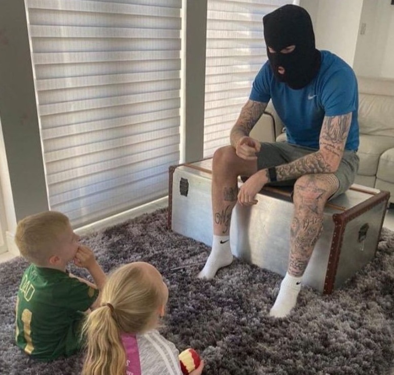 Cuu sao Premier League bi phat nang vi day lich su hinh anh