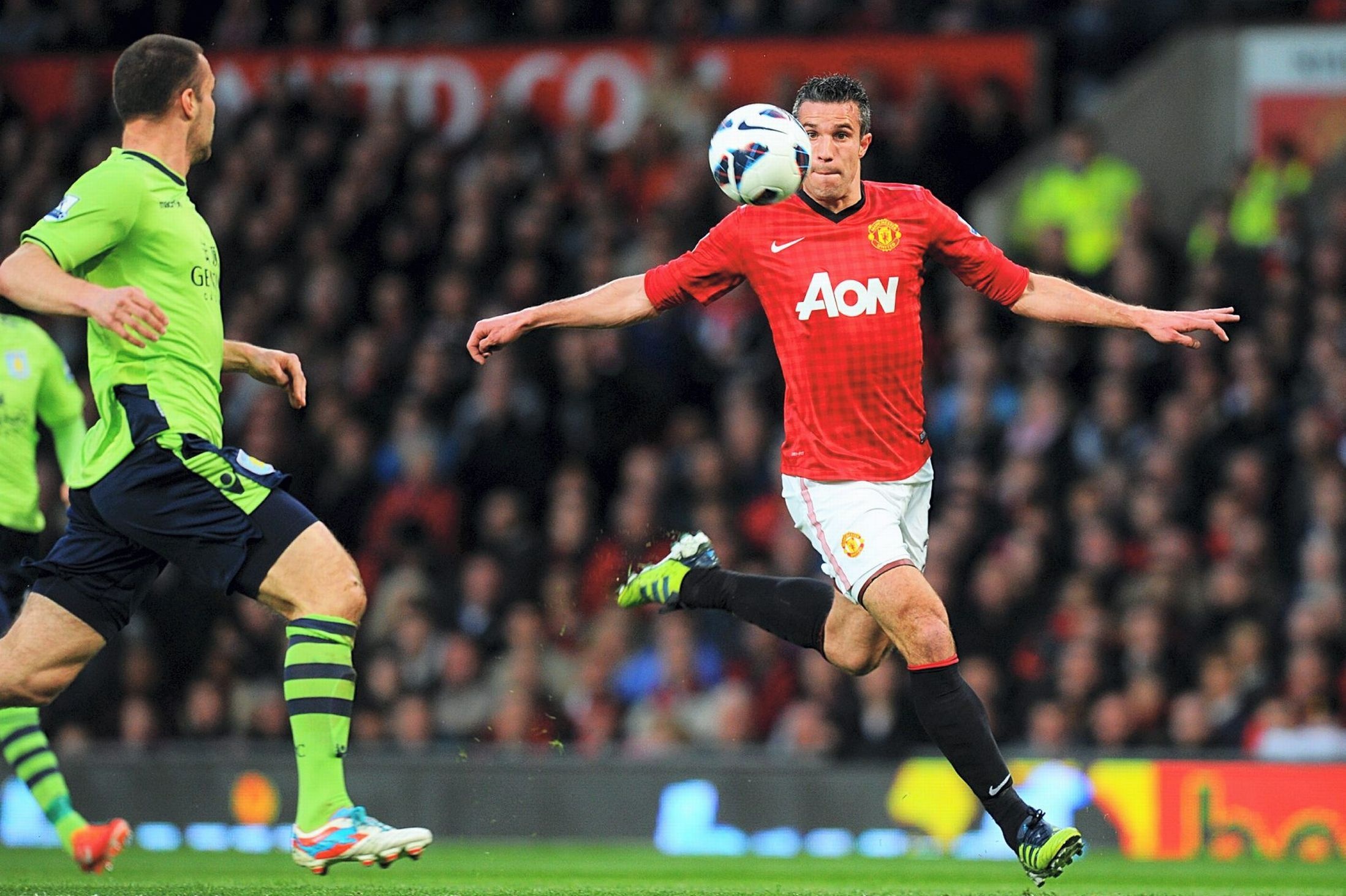 Cu volley cua Van Persie - tuyet pham cuoi cung cua Sir Alex hinh anh