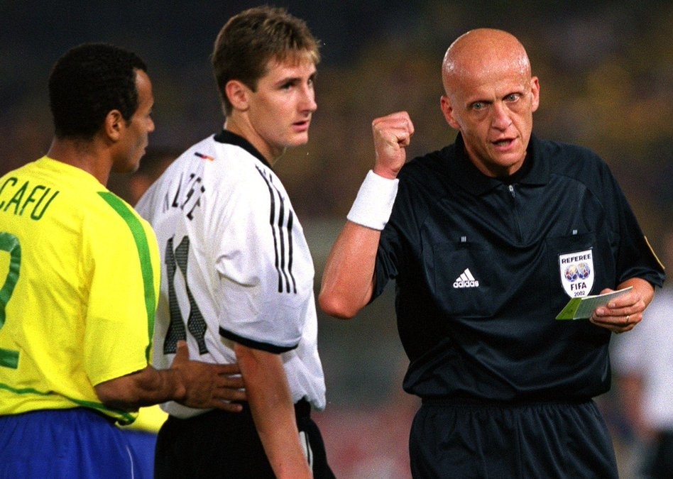 Trong tai Collina xu ly dung cam trong tran chung ket World Cup 2002 hinh anh