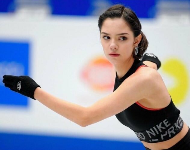 Nu VDV truot bang Nga thua Ronaldo trong thu thach gap bung hinh anh