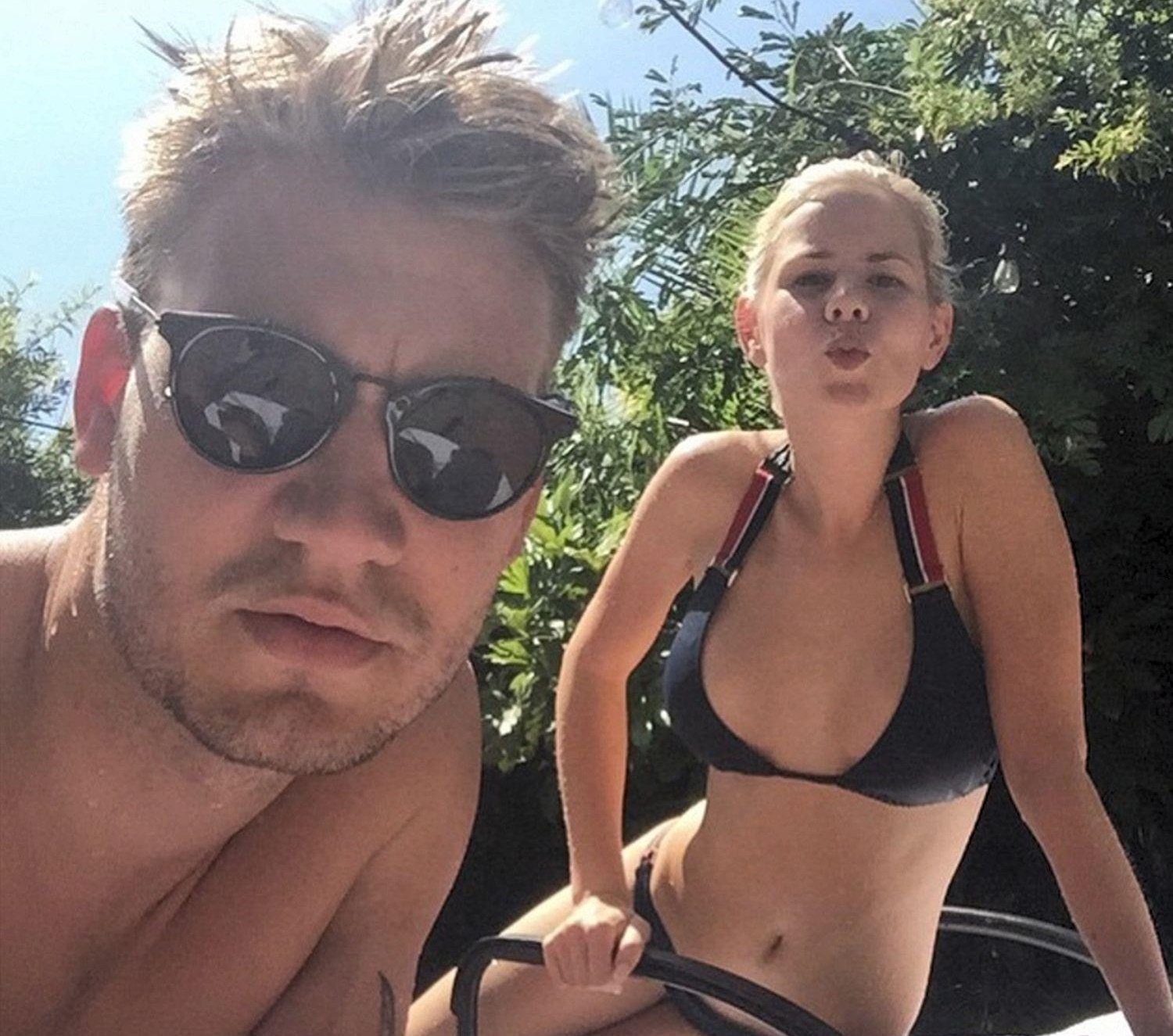 Thu choi ngong cua Bendtner sau khi that nghiep hinh anh