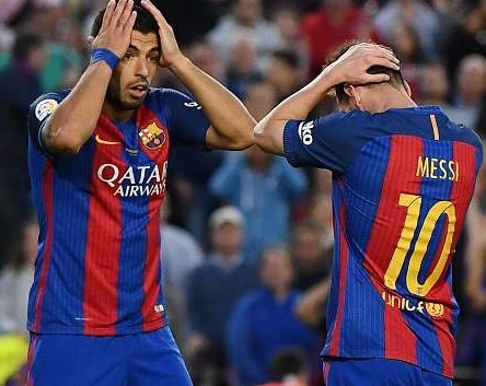 Barca hon loan khi 6 quan chuc dong loat tu chuc hinh anh