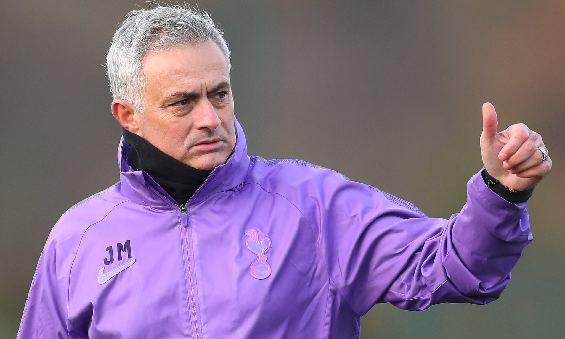 Mourinho duoc ca ngoi khi lam shipper giao rau hinh anh