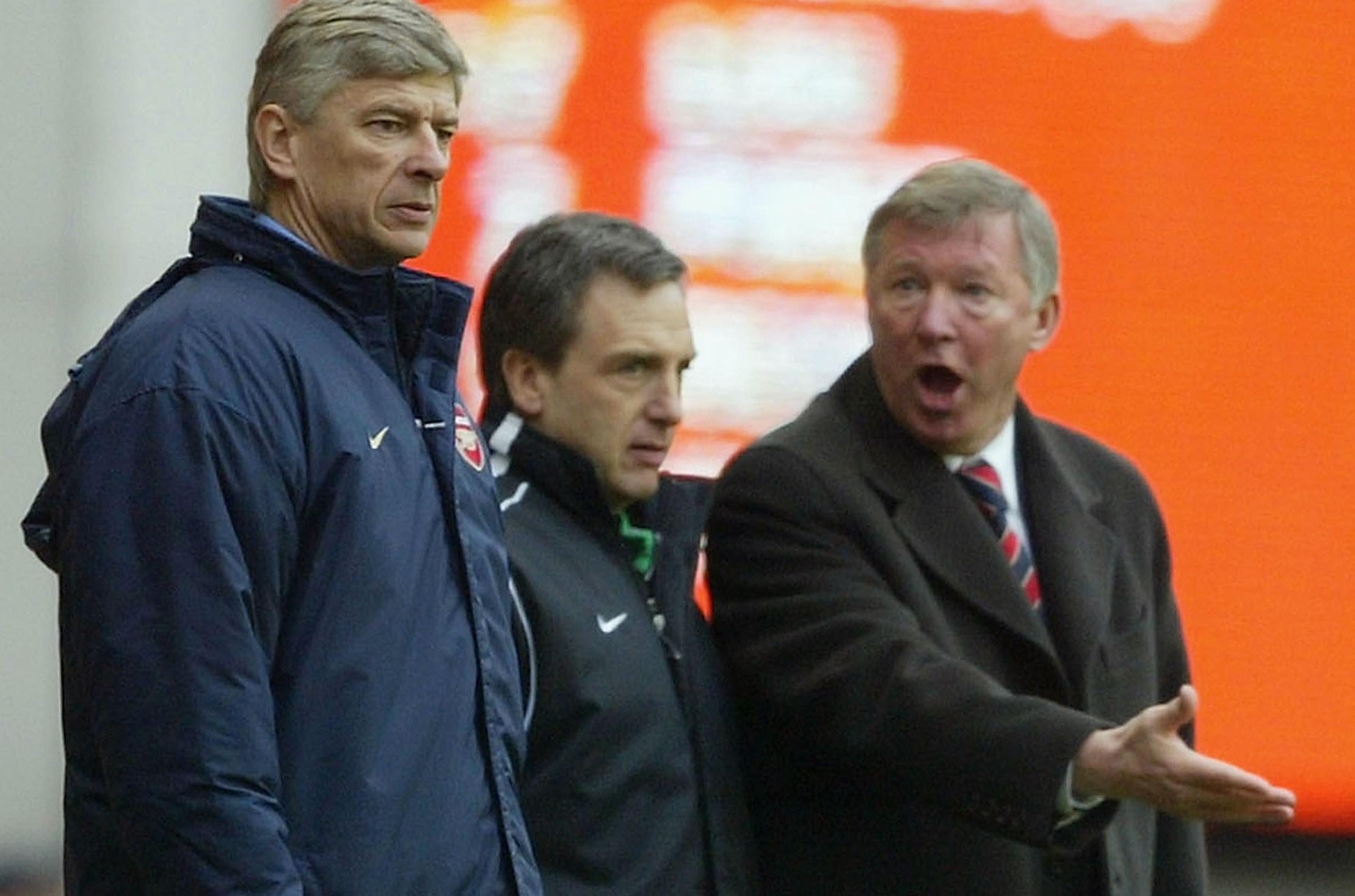 Ferguson tung co lam kho Wenger truoc vu Van Persie hinh anh