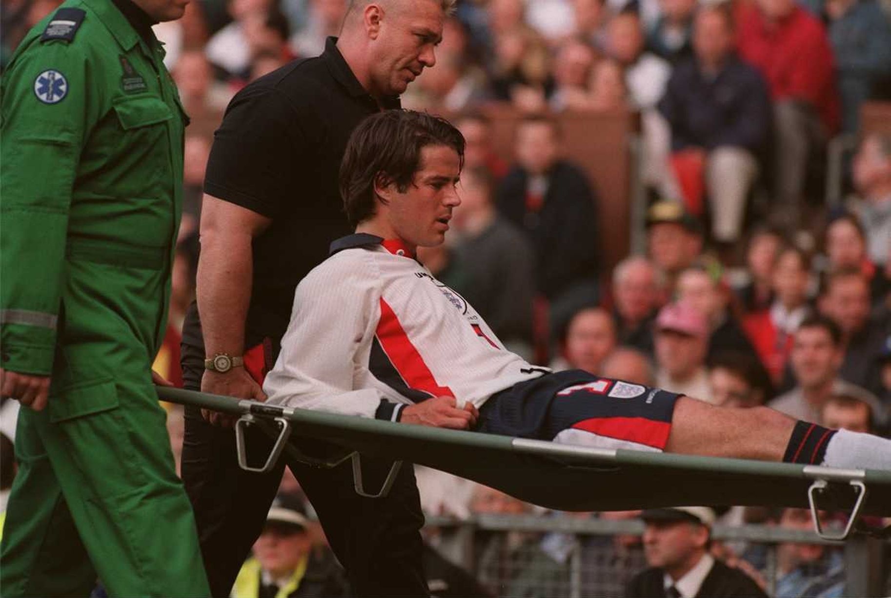 chan thuong cau thu anh 2